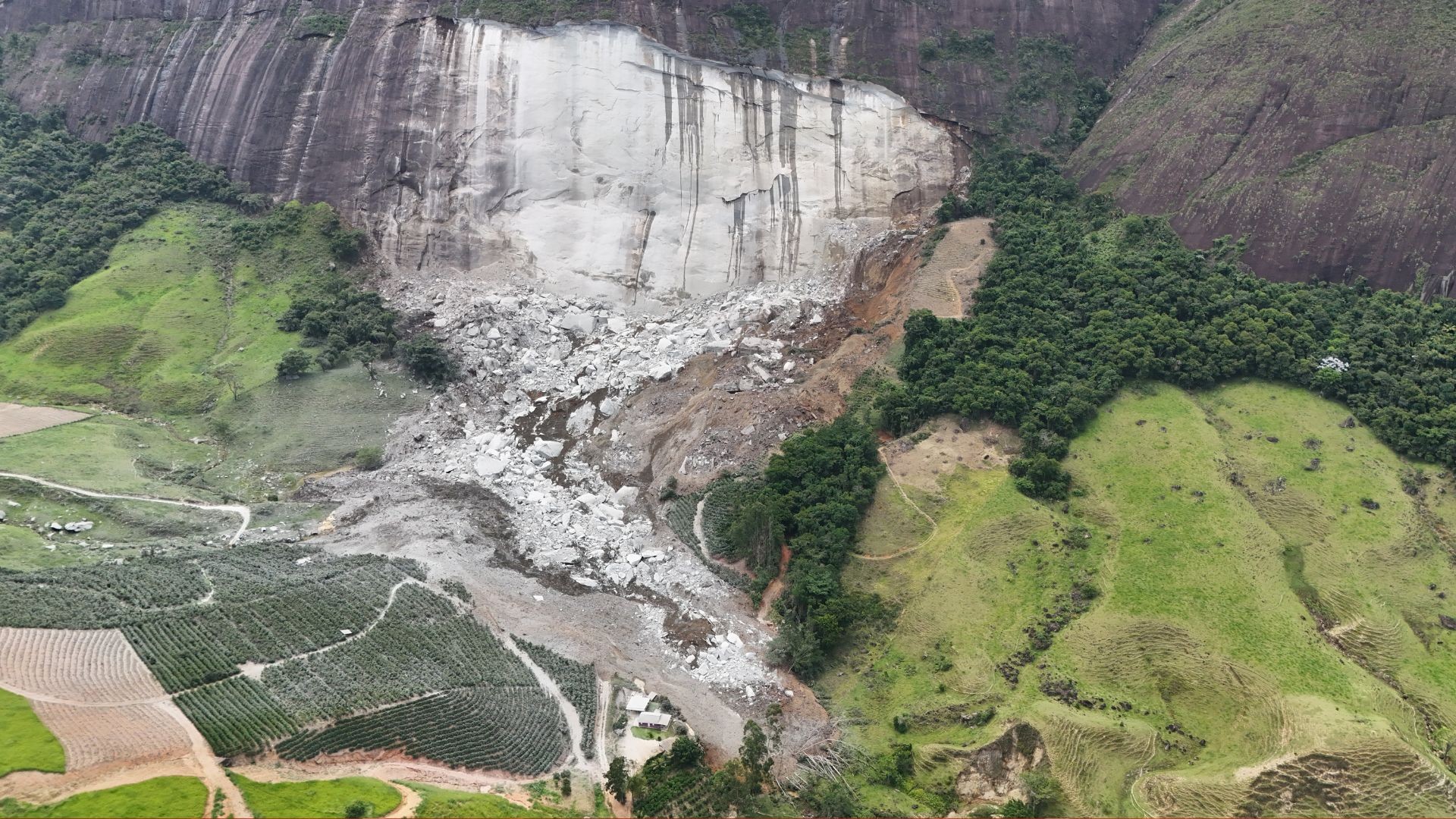 VÍDEO: casa é soterrada por pedaços de pedras que se desprenderam de rocha, no ES