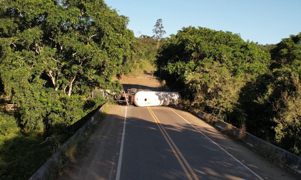 Carreta-tanque carregada com gás tomba e deixa uma pessoa morta em estrada da Bahia — Foto: Reprodução/TV Santa Cruz