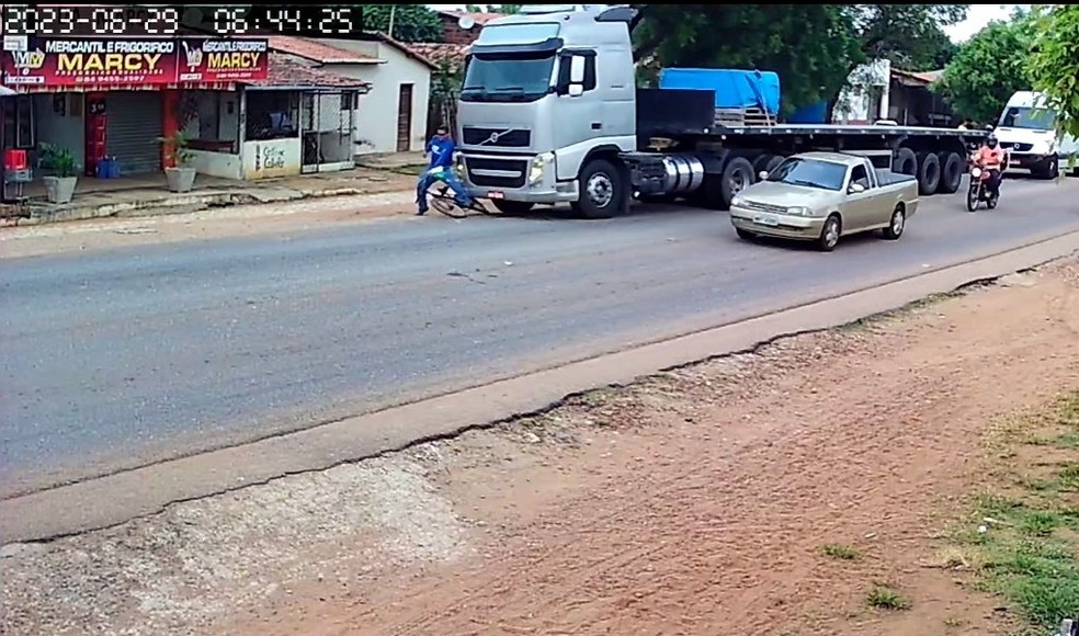 Ciclista foi atropelado po carreta na zona rural de Mossoró, no Oeste potiguar — Foto: Reprodução