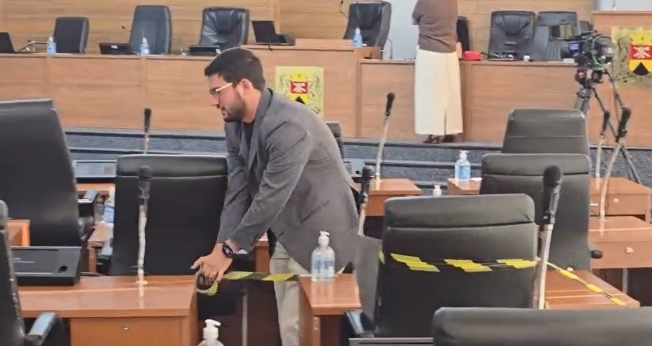 Vereadoras de Sorocaba são impedidas de assumir cadeiras na Câmara após colega obstruir lugares com fita zebrada