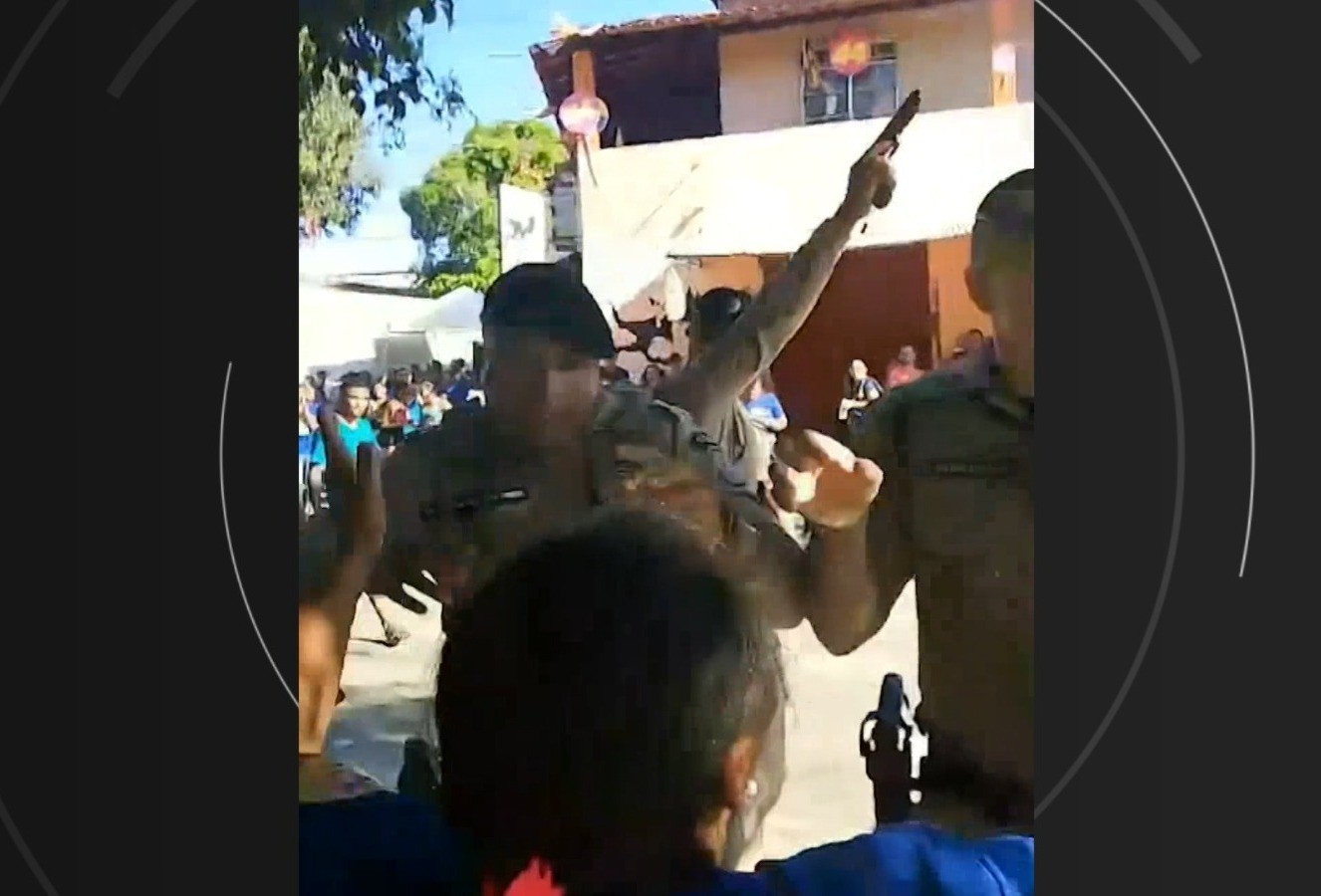 VÍDEO: Policiais militares agridem eleitores em frente à escola em Camaçari, na região metropolitana