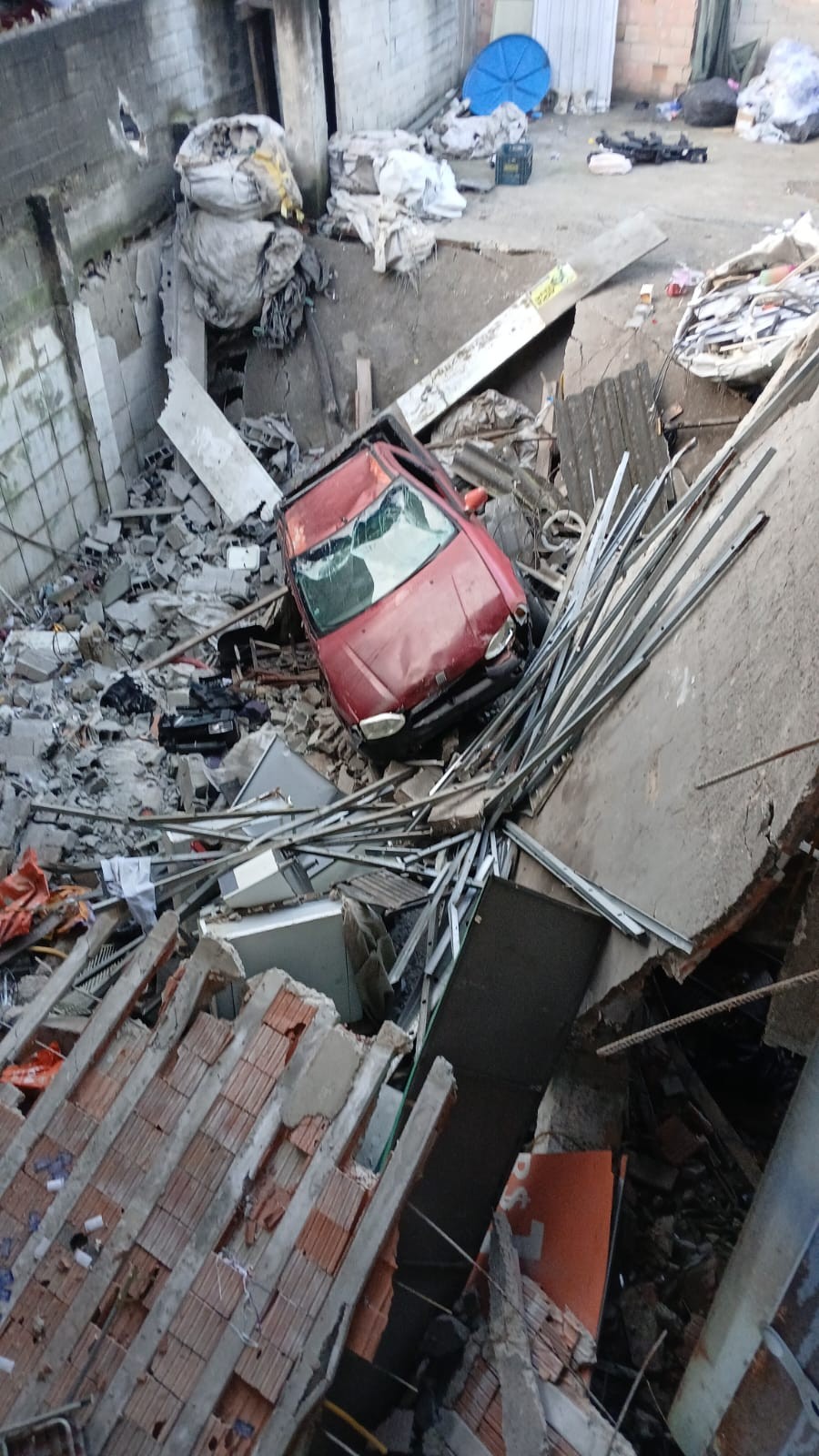 Homem fica em estado grave após desabamento de ferro-velho na Zona Sul de SP