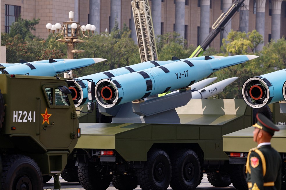 Mísseis antinavio hipersônicos YJ-17 em desfile militar na China — Foto: REUTERS/Tingshu Wang