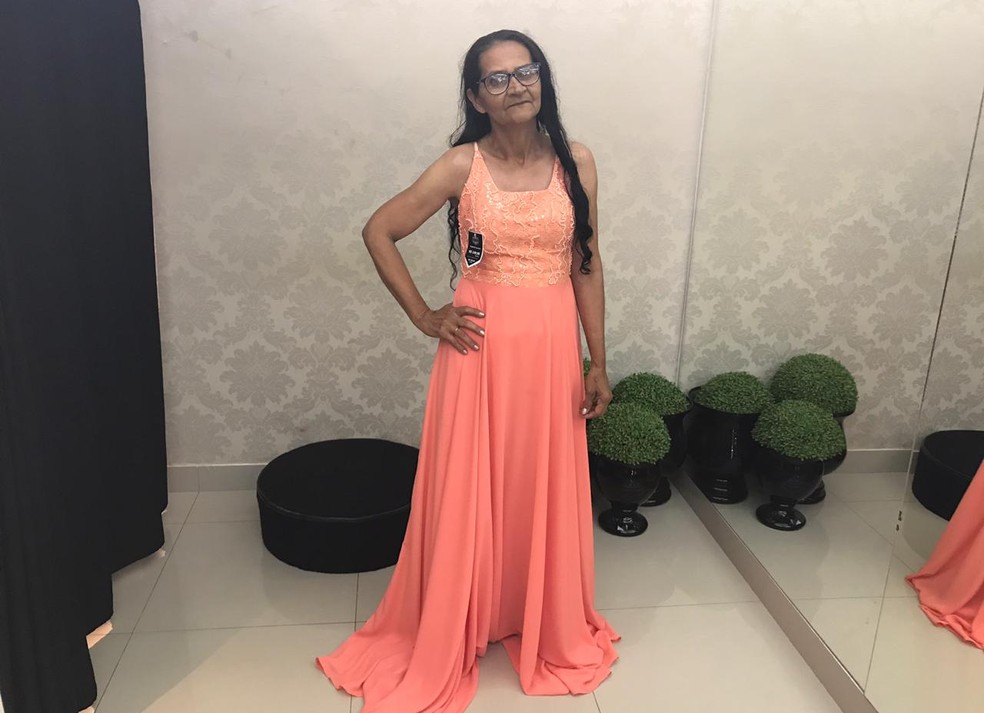 Garis provam roupas de gala pela 1 vez para formatura de curso de