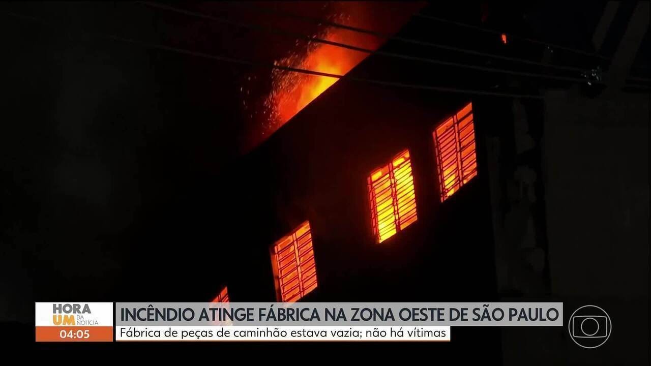 Grande incêndio atinge distribuidora de autopeças na Lapa, em São Paulo