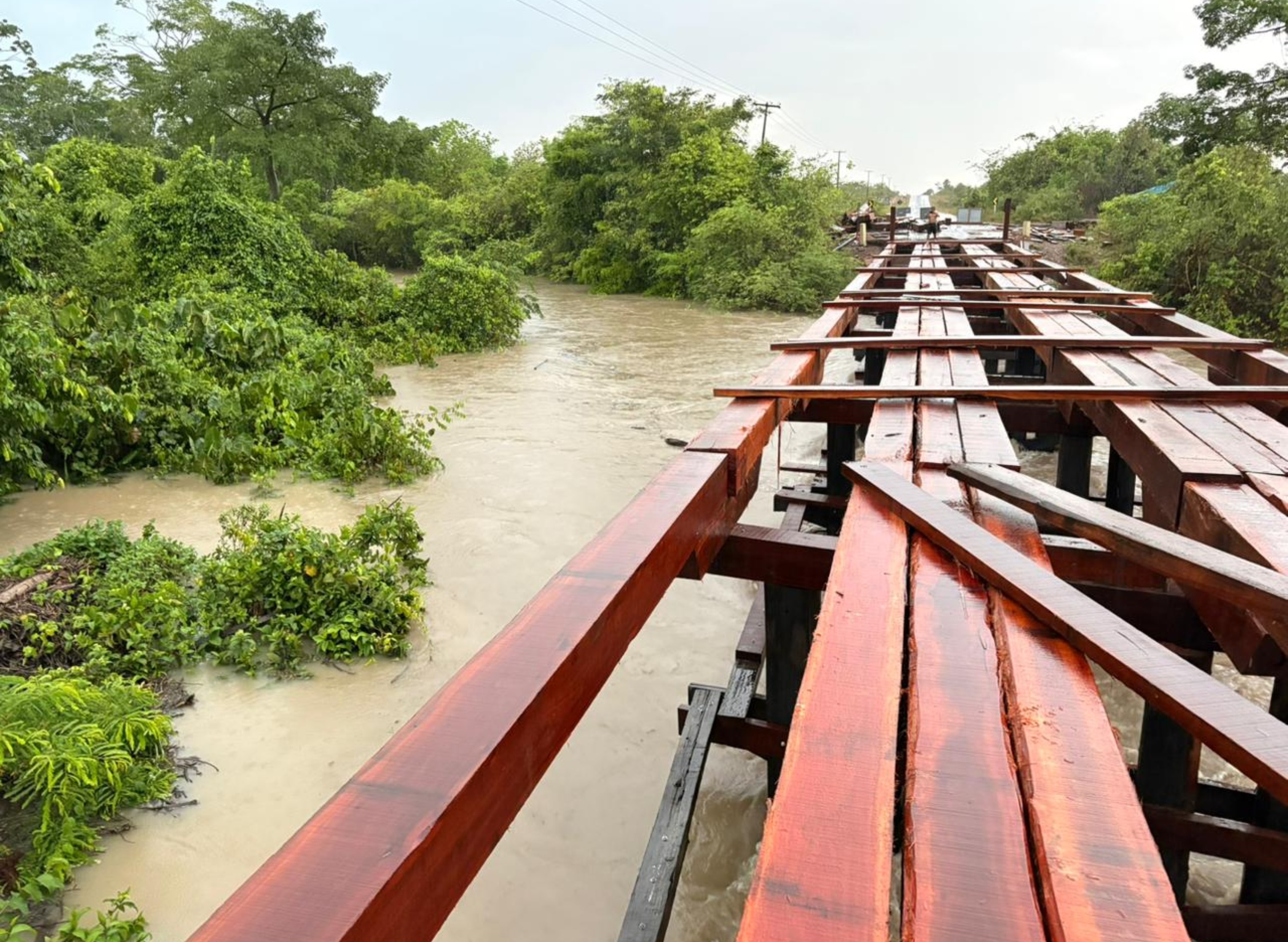Correnteza arrasta desvio criado na RR-203 após interdição de ponte de acesso à Serra do Tepequém