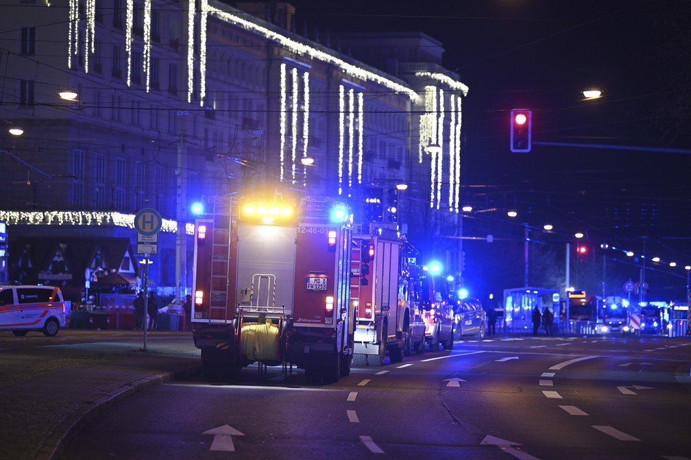 Ambulâncias e viaturas dos Bombeiros após ataque em mercado natalino na Alemanha — Foto: Heiko Rebsch/dpa via AP