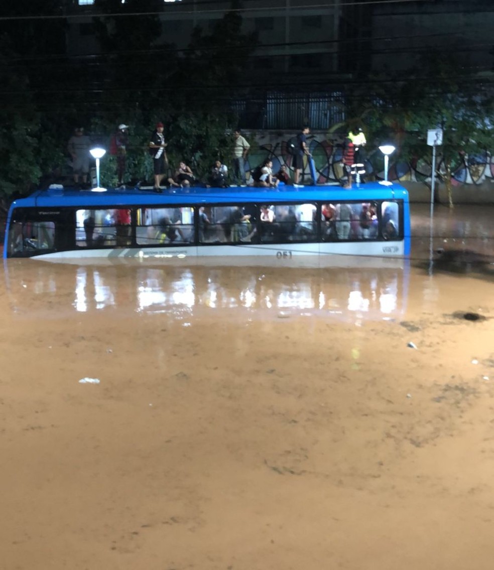 Passageiros ficaram em cima do teto de um ônibus em Juiz de Fora — Foto: Redes Sociais/Reprodução