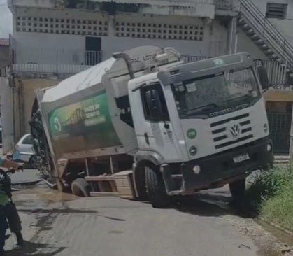 Vídeo: caminhão de lixo fica preso em cratera no meio da rua na Zona Sul de Teresina