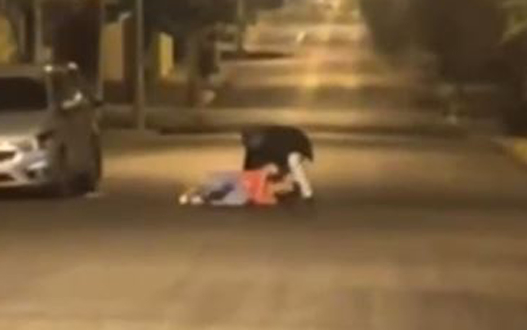 VÍDEO: Homem espanca mulher no meio da rua em Sertãozinho, SP; polícia tenta identificar agressor