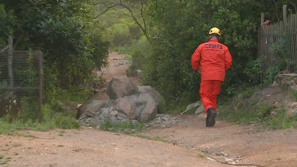 Bombeiros acessam área de matagal em trabalho de busca a desaparecidos — Foto: Reprodução/RBS TV