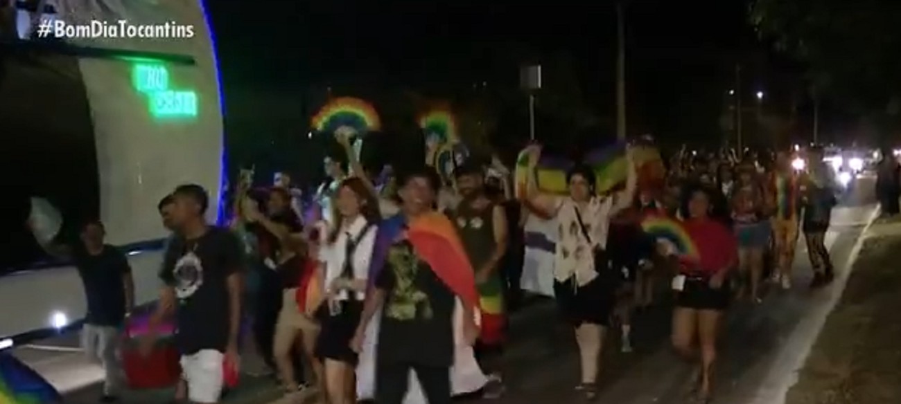 Parada do Orgulho LGBTIA+ leva mais de 2 mil pessoas às ruas para celebração e resistência: 'Somos resilientes e fortes'