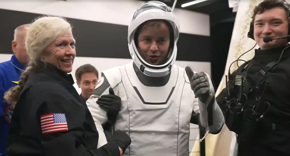 Astronautas da Nasa chegam à Terra — Foto: Reprodução/Reuters