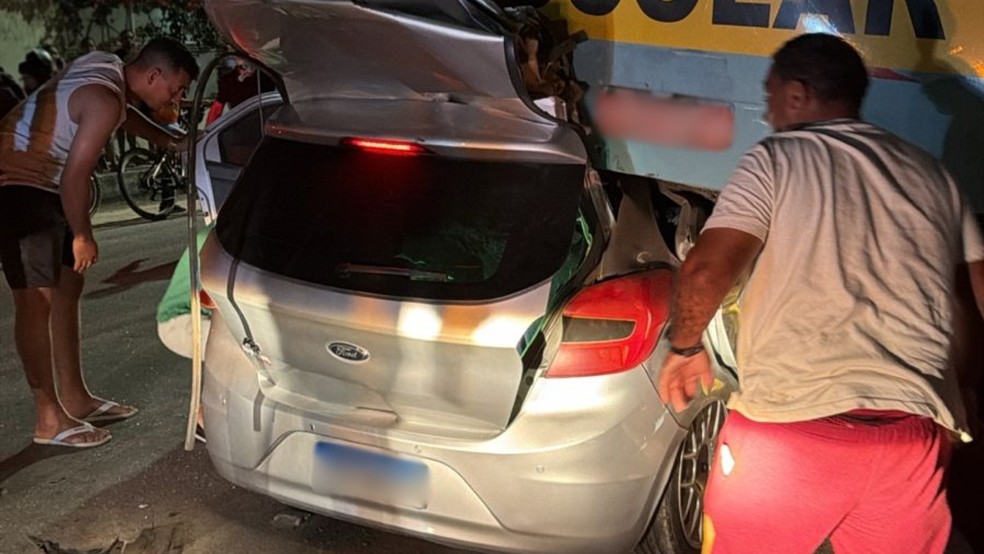 Carro bate na traseira de ônibus estacionado e fica prensado sob veículo — Foto: TV Verdes Mares/Reprodução