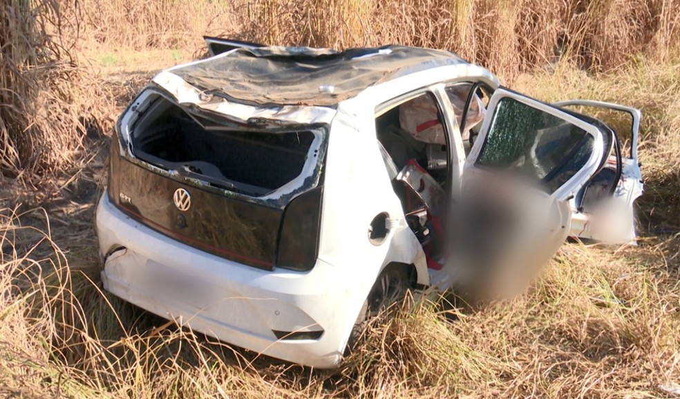 Dois homens morreram e uma pessoa ficou ferida após carro capotar e sair da rodovia na Bahia — Foto: Reprodução/TV Oeste