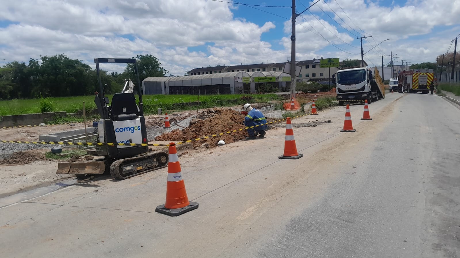 Vazamento de gás mobiliza bombeiros e interdita trecho de avenida em Jacareí; suspeita é de dano durante obra