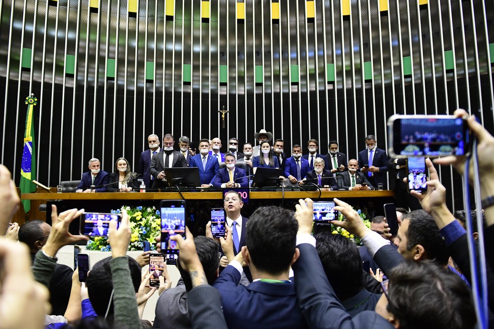 Deputados de oposição ocupam Mesa Diretora da Câmara dos Deputados. — Foto: Saulo Cruz/Agência Senado