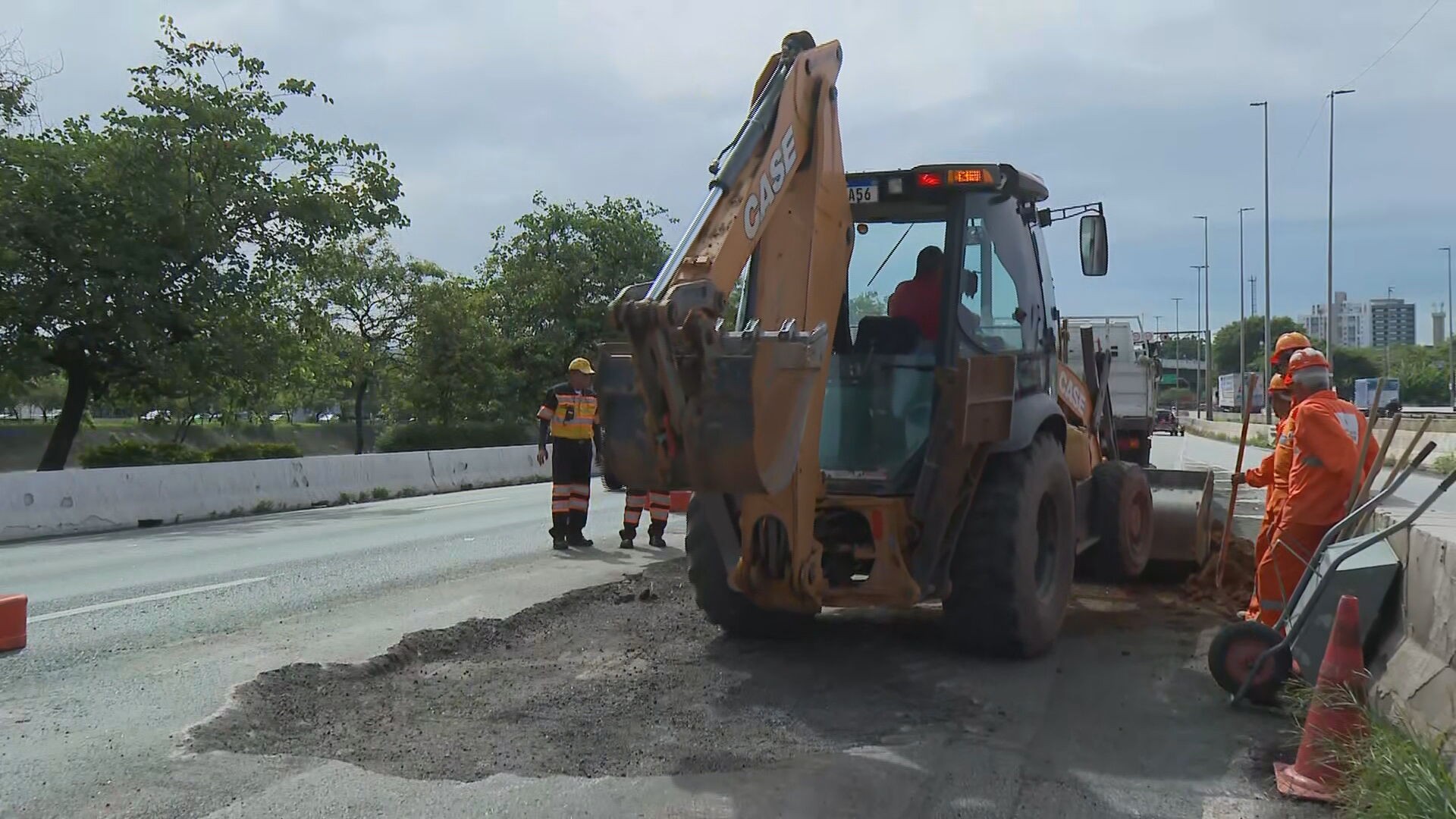 Buraco surge na Marginal Tietê e causa congestionamento; capotamento de viatura da polícia também prejudica o trânsito