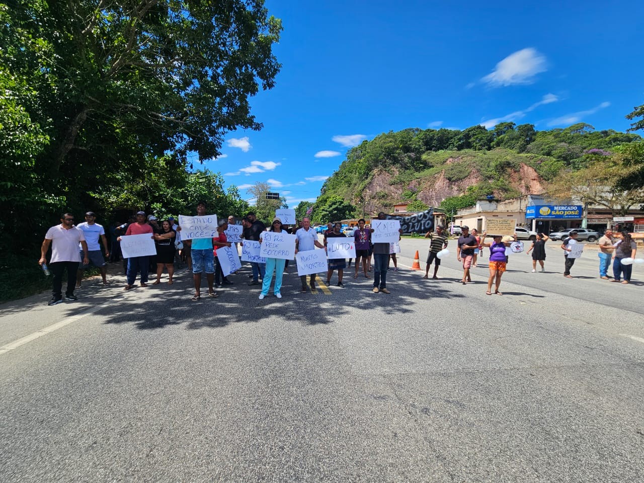 Manifestação termina com duas pessoas feridas após discussão na RJ-122, em Cachoeiras de Macacu