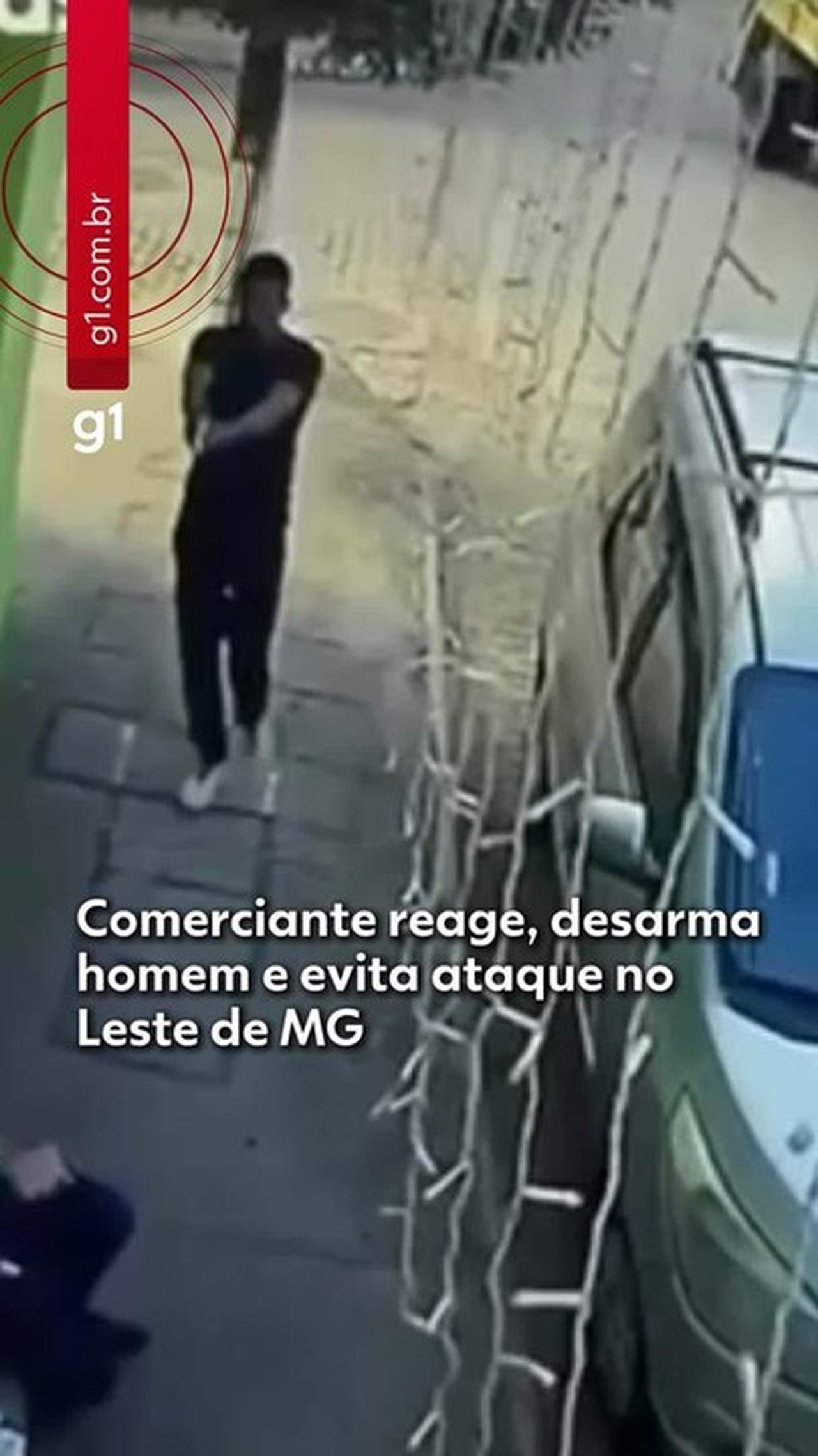 VÍDEO: Comerciante reage após ameaça com revólver e desarma suspeito em Itabirinha