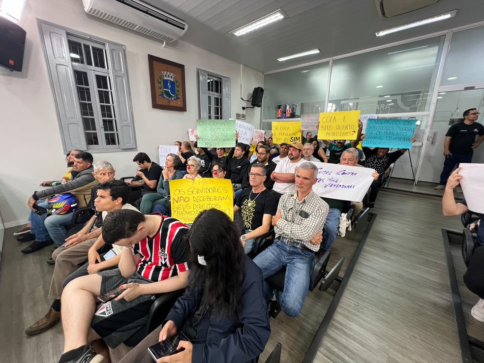 3 de 3
Moradores protestam contra reajuste salarial durante vota&ccedil;&atilde;o na C&acirc;mara de Vereadores de Botucatu (SP) &mdash; Foto: Marcos Pellegatti/TV TEM