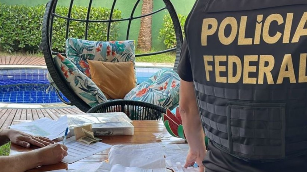 Operação prende morador de condomínio de luxo no Eusébio suspeito de usar dados de servidores federais para cometer crimes. — Foto: Polícia Federal/ Divulgação
