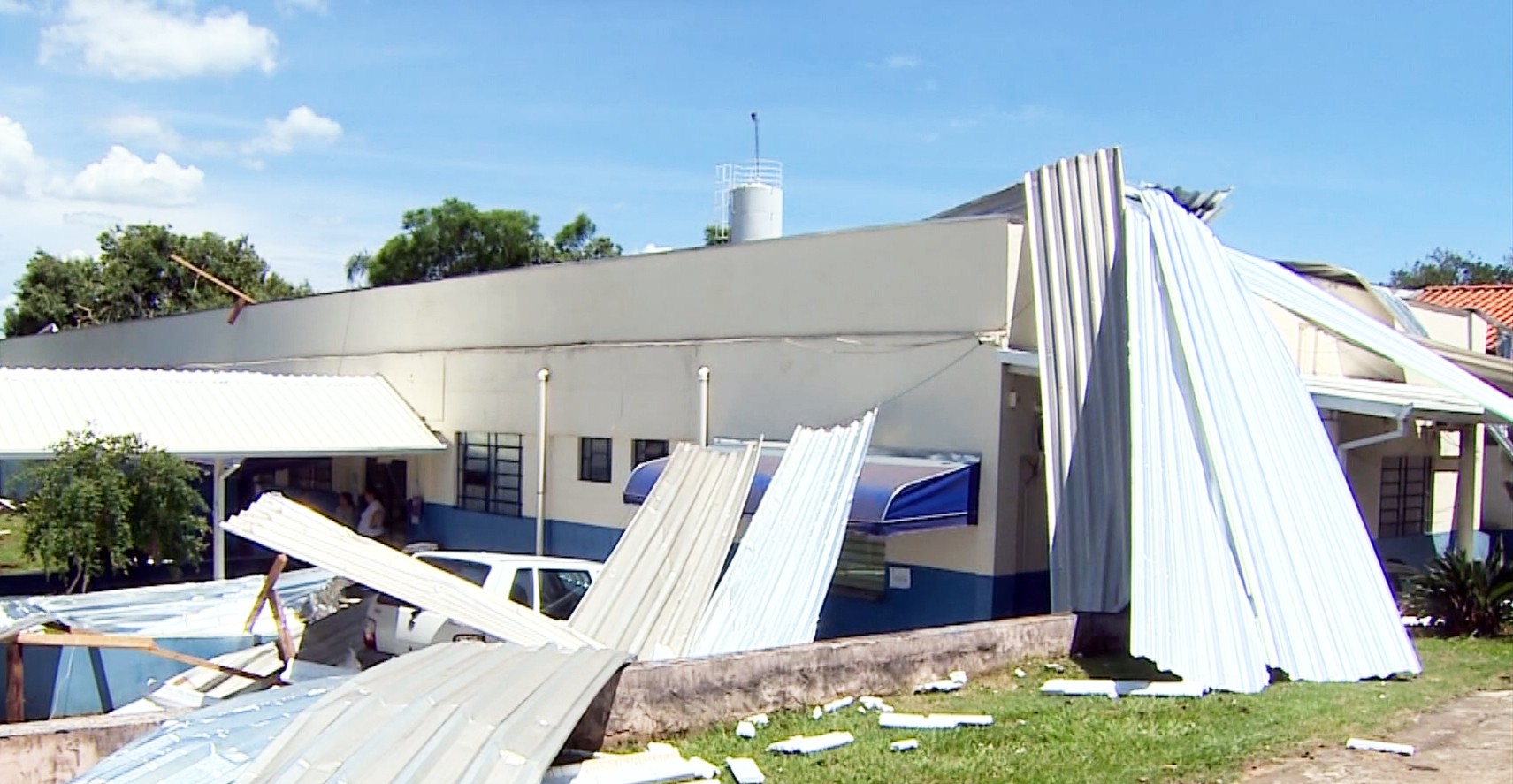 'Parecia que ia acabar o mundo': moradores relatam medo e prejuízo após tempestade em Elias Fausto