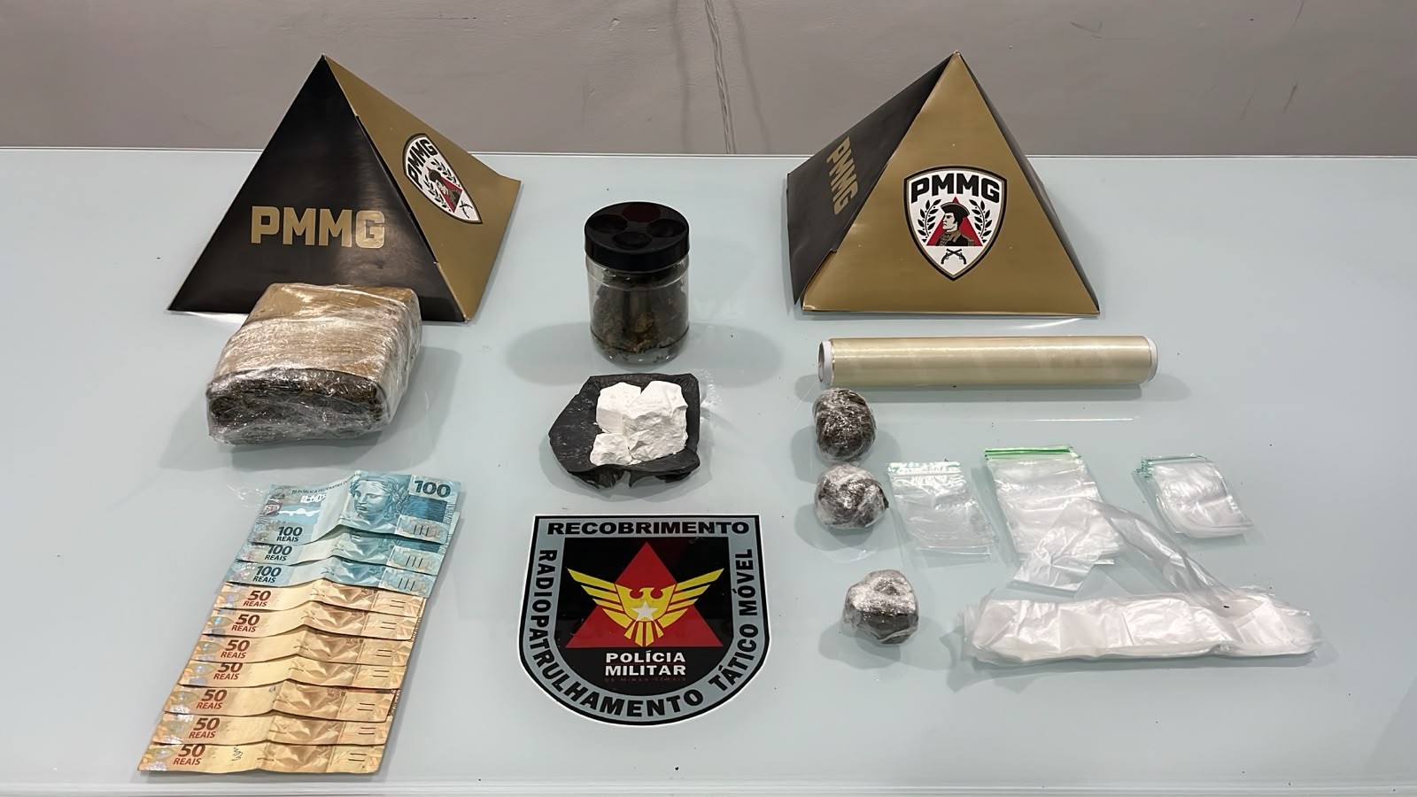 Homem com sete registros por tráfico é preso com cocaína 'escama de peixe' e maconha em Governador Valadares