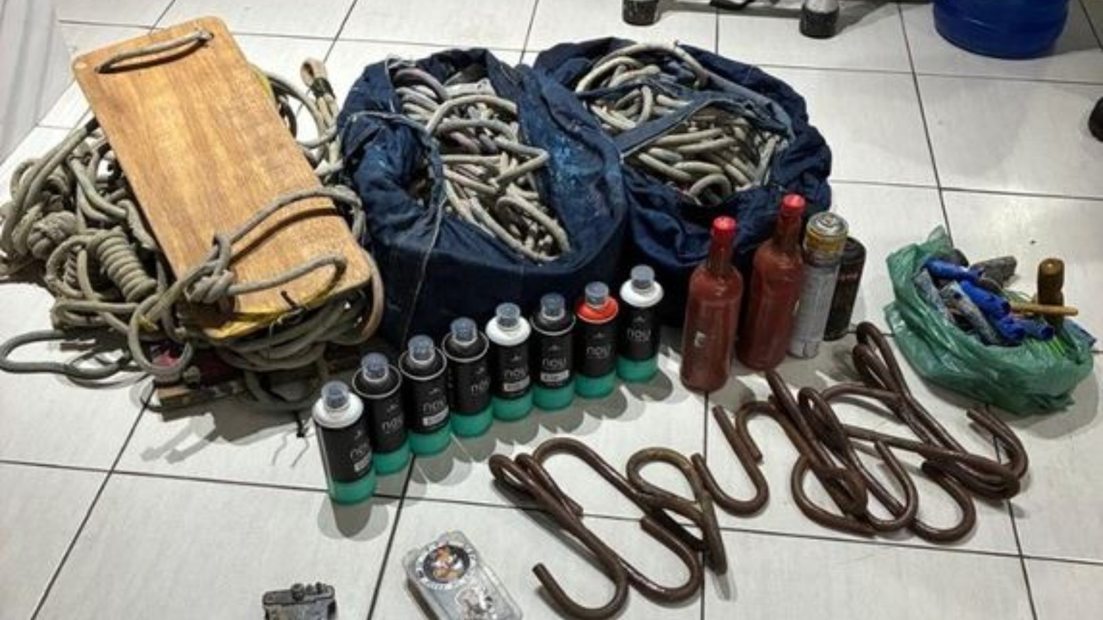 Polícia Federal prende suspeitos de pichar prédio do INSS em Fortaleza e apreende itens de escalda