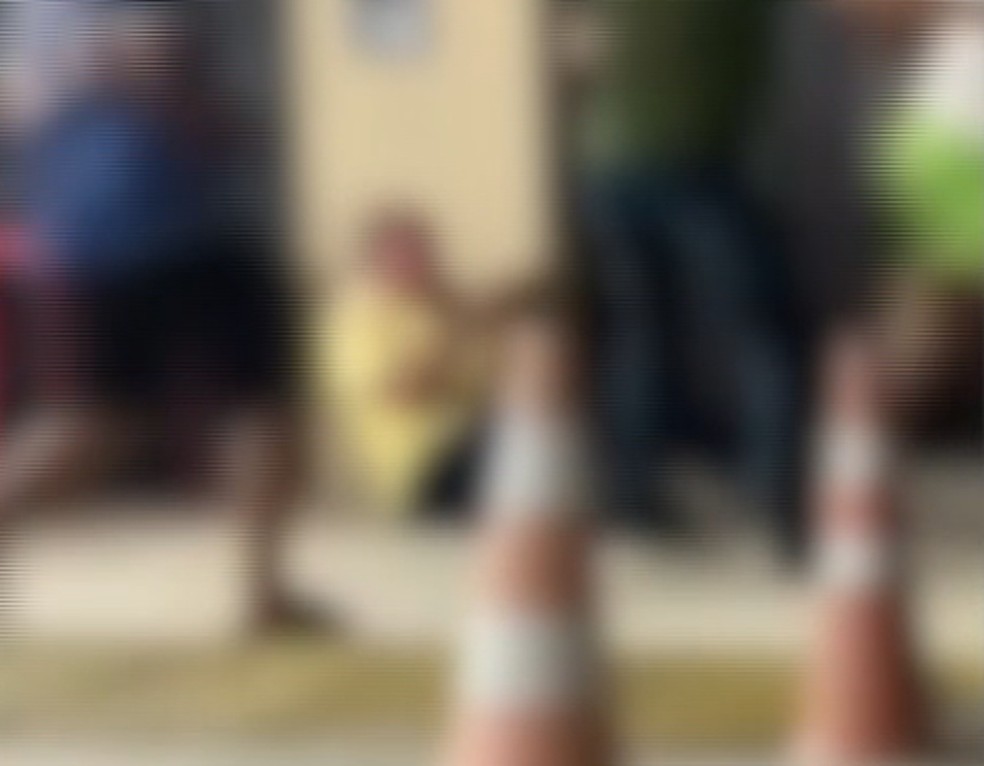 Homem de camisa amarela se levanta do chão e atira contra homem durante briga no RN — Foto: Reprodução