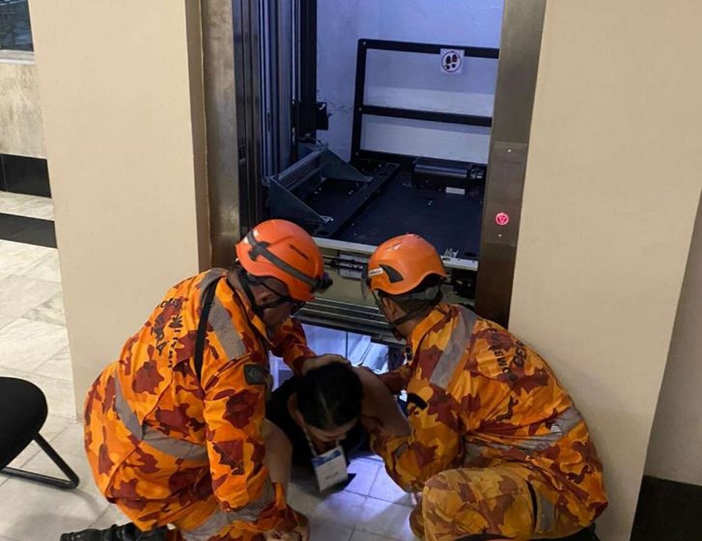 Bombeiros resgatam quatro enfermeiras presas em elevador de faculdade em Fortaleza. — Foto: Corpo de Bombeiros/ Divulgação