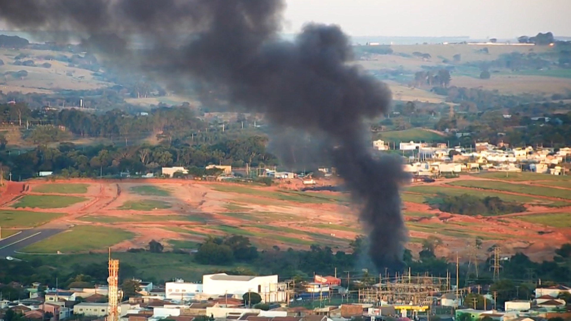 Incêndio consome área de armazenamento de reciclagem e mobiliza equipes de resgate em Presidente Prudente