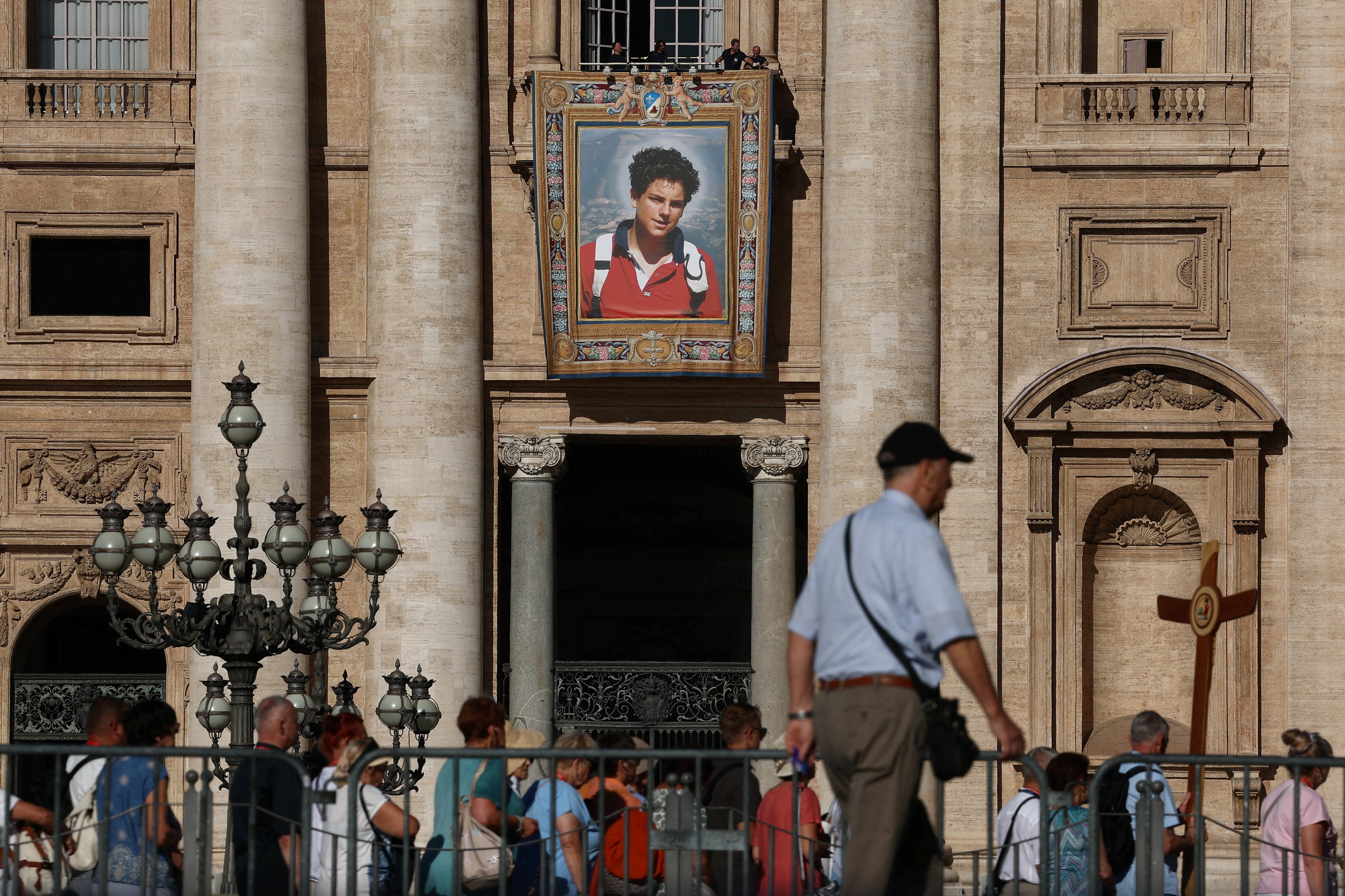 Vaticano pendura na Basílica de São Pedro imagem de Carlo Acutis, que se tornará 1º santo 'millennial' no domingo