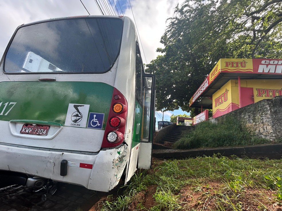 Acidente aconteceu na marginal da BR-101 em Natal — Foto: Stephany Souza/Inter TV Cabugi