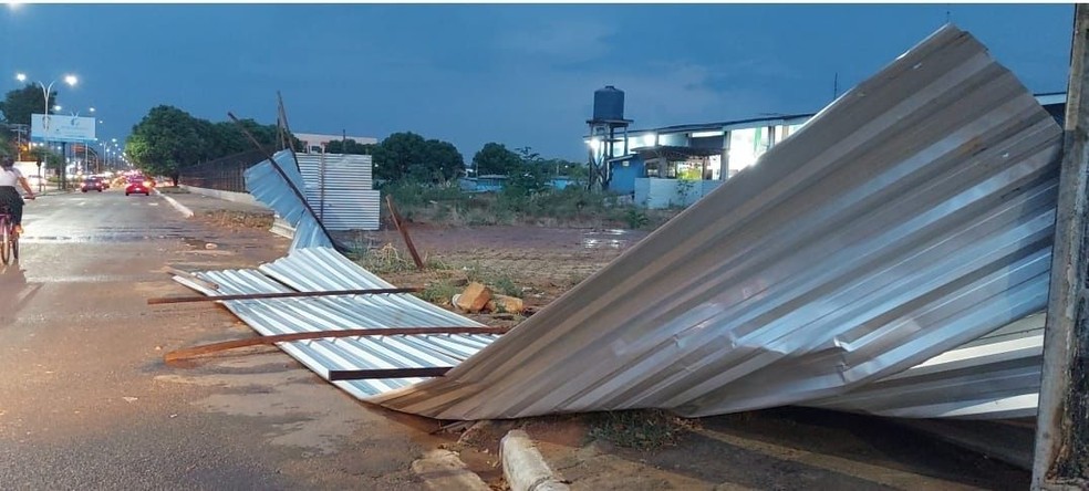 Tapume de obra foi arrancado durante temporal em Ariquemes — Foto: Jemina Quéren/Rede Amazônica