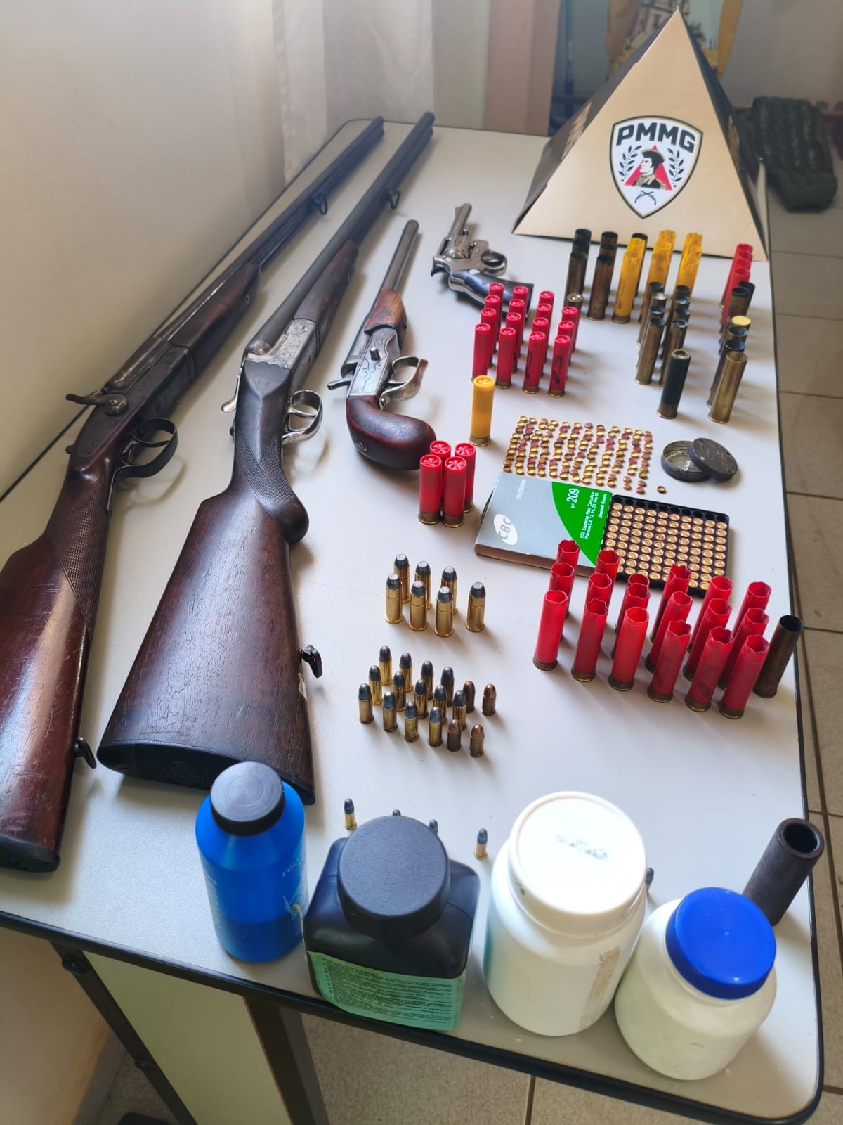 Flagrado com 'arsenal' de caça e pesca, homem é preso e multado em R$ 20 mil