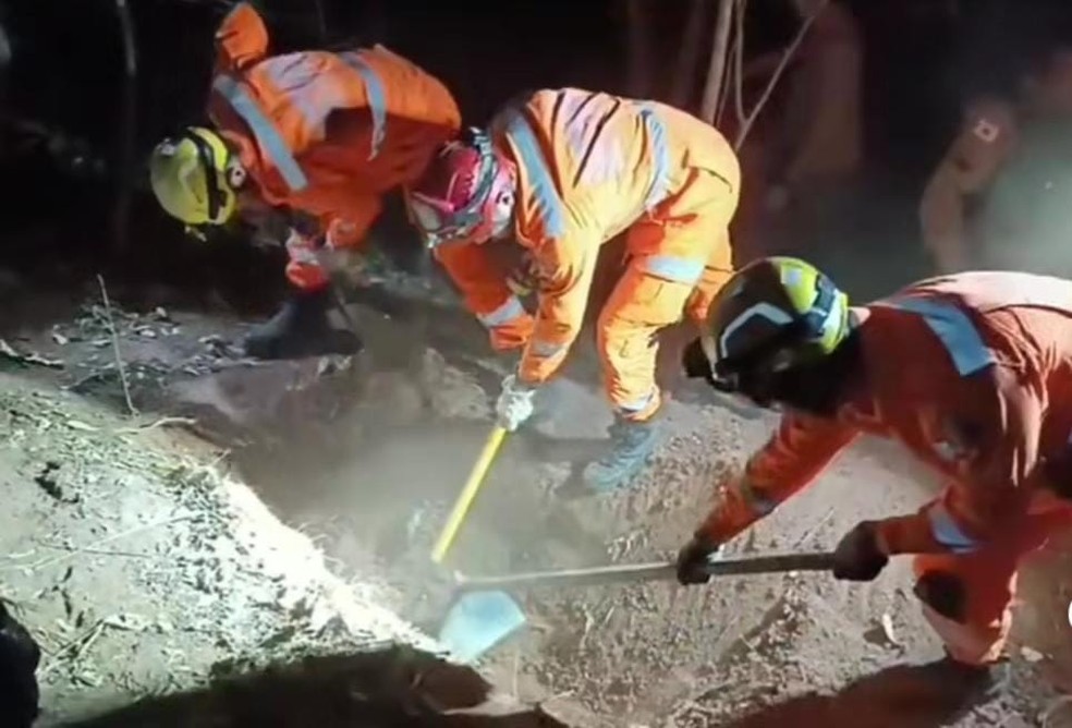 Bombeiros desenterram corpo em Teófilo Otoni — Foto: Divulgação