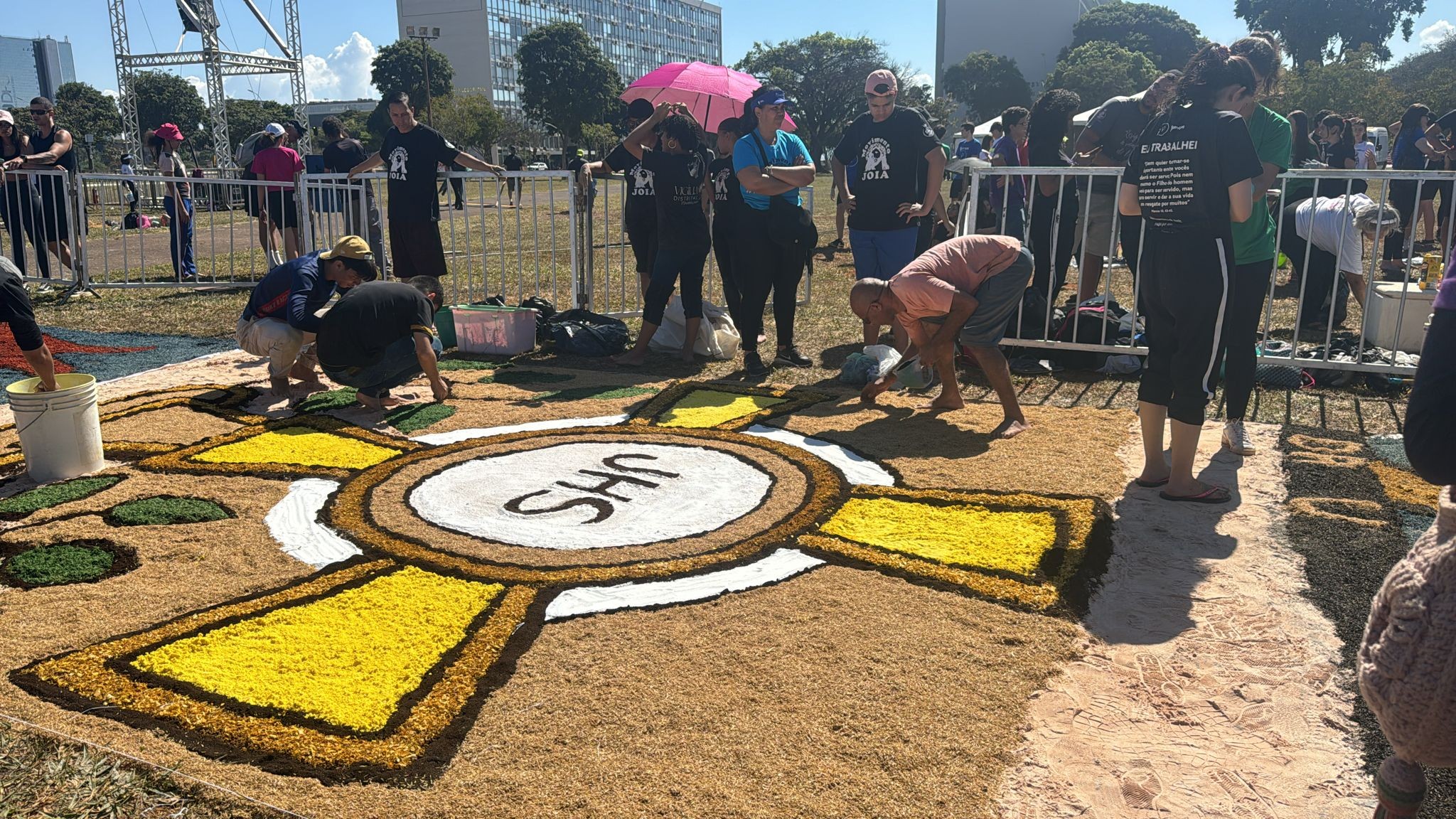 Fiéis montam tapetes em celebração a Corpus Christi na Esplanada dos Ministérios, em Brasília