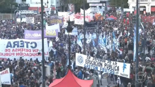 Argentina: 150 mil pessoas protestam contra cortes nas universidades públicas - Programa: Jornal Nacional 