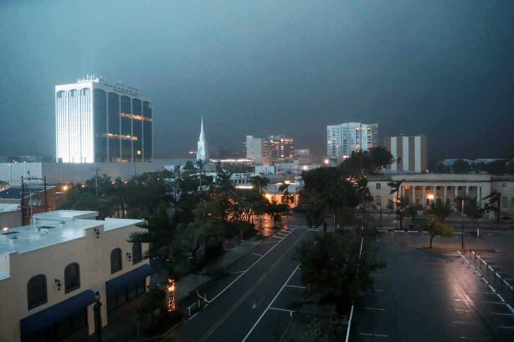 Imagem de Sarasota antes da chegada do furacão Milton, em Sarasota, na Flórida, nesta quarta-feira (9). — Foto: Marco Bello/Reuters