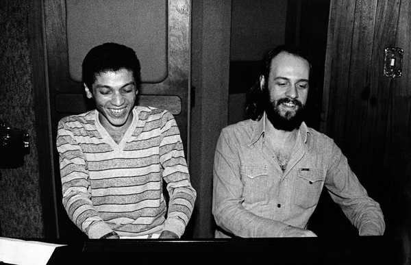 Groove de Robson Jorge e Lincoln Olivetti ecoa forte em disco com 