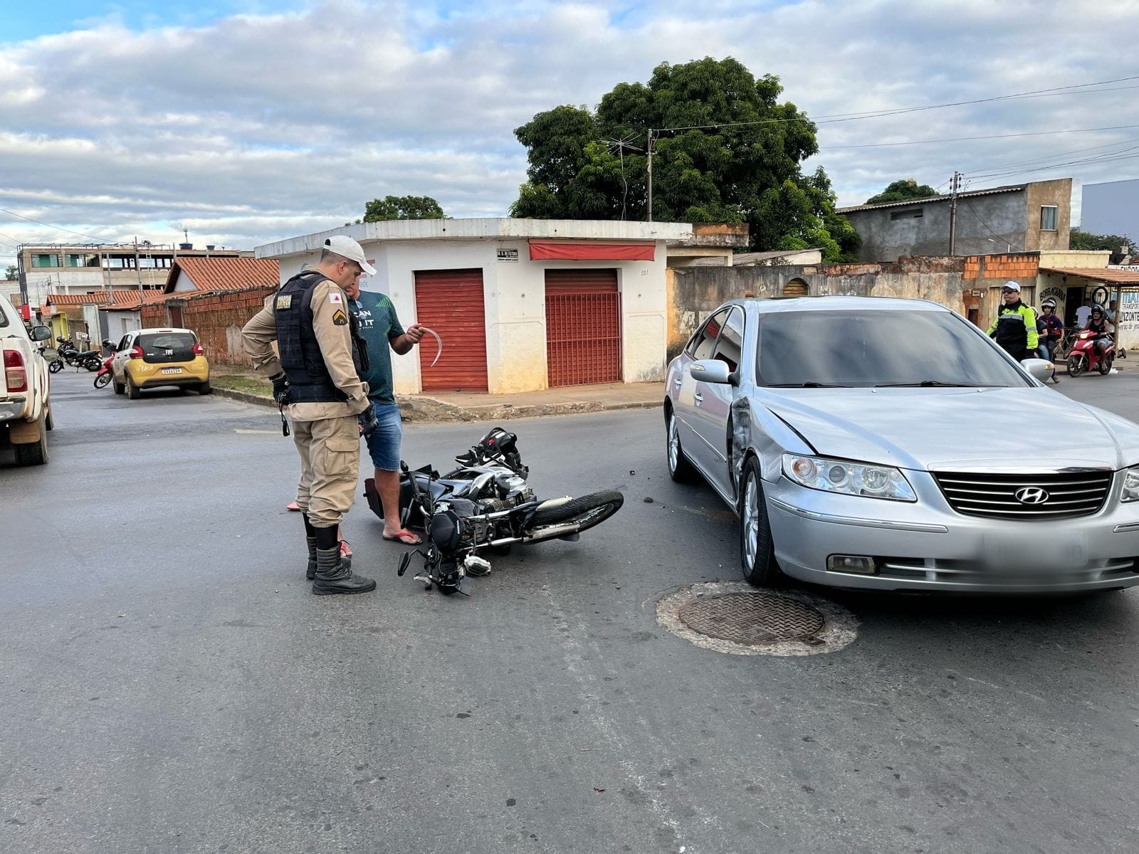 Motociclista bate em carro e é arremessado em avenida de Montes Claros; VEJA VÍDEO