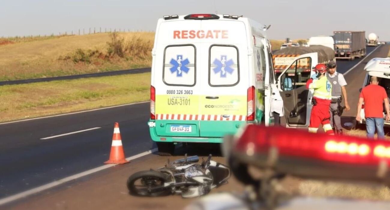 Homem vítima de grave acidente é detido sob escolta em hospital por adulteração de placa de moto