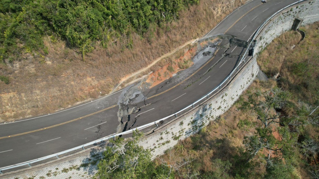 Rodovia 'quebrada' obriga motoristas a desviarem por estrada de chão batido há quase 2 anos em SC