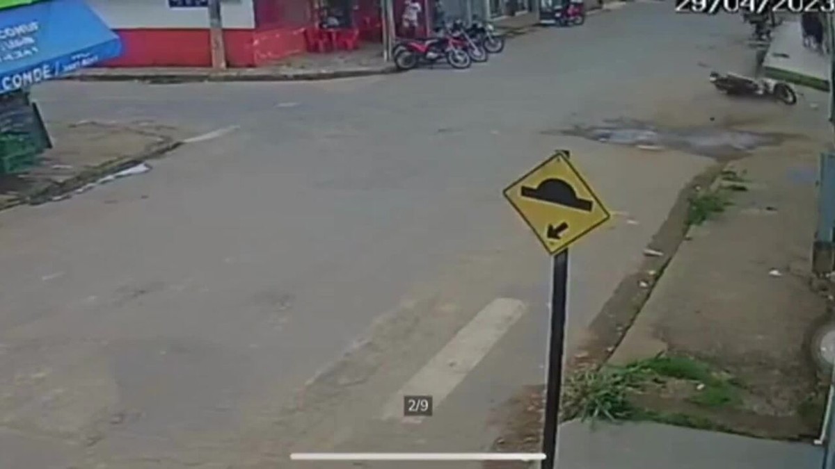 VÍDEO mostra momento em que pedestre é atropelada por moto em alta