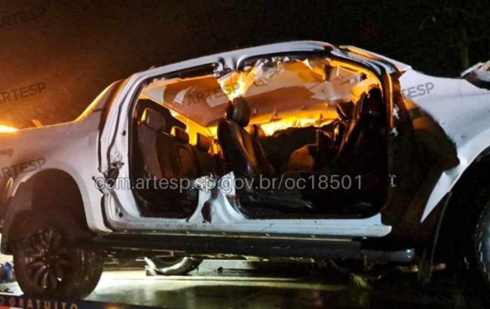 O motorista da caminhonete morreu depois de bater contra uma carreta na Rodovia Raposo Tavares em Paranapanema — Foto: Reprodução/Artesp