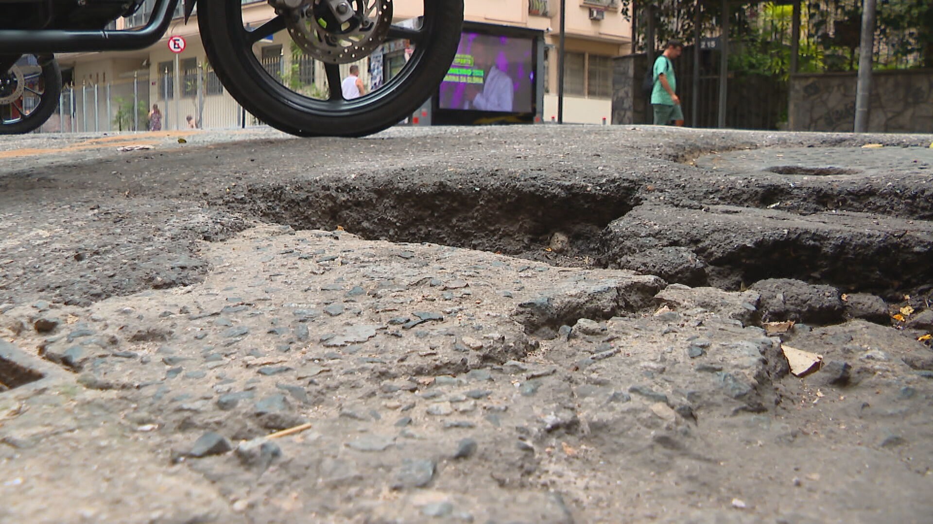 Projeto na Câmara do Rio prevê aumentar multa para concessionárias por remendos mal feitos em ruas