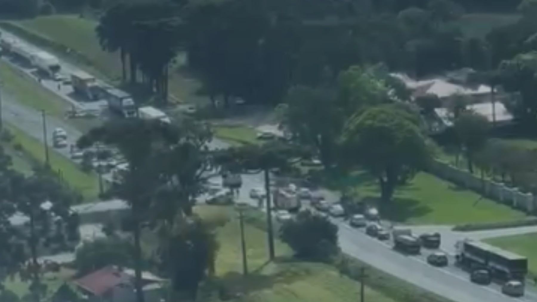 Casal morre e criança é resgatada com vida após acidente entre carro e caminhão na RMC