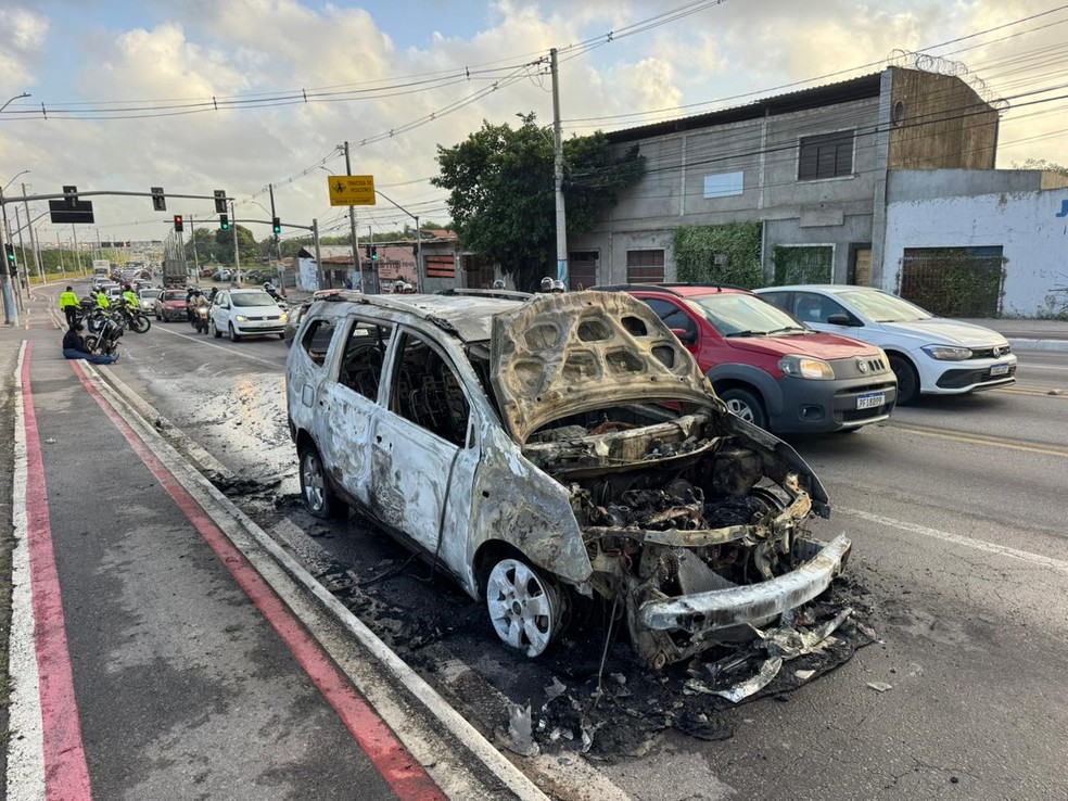 Carro pegou fogo na Avenida Felizardo Moura, em Natal — Foto: Sérgio Henrique Santos/Inter TV