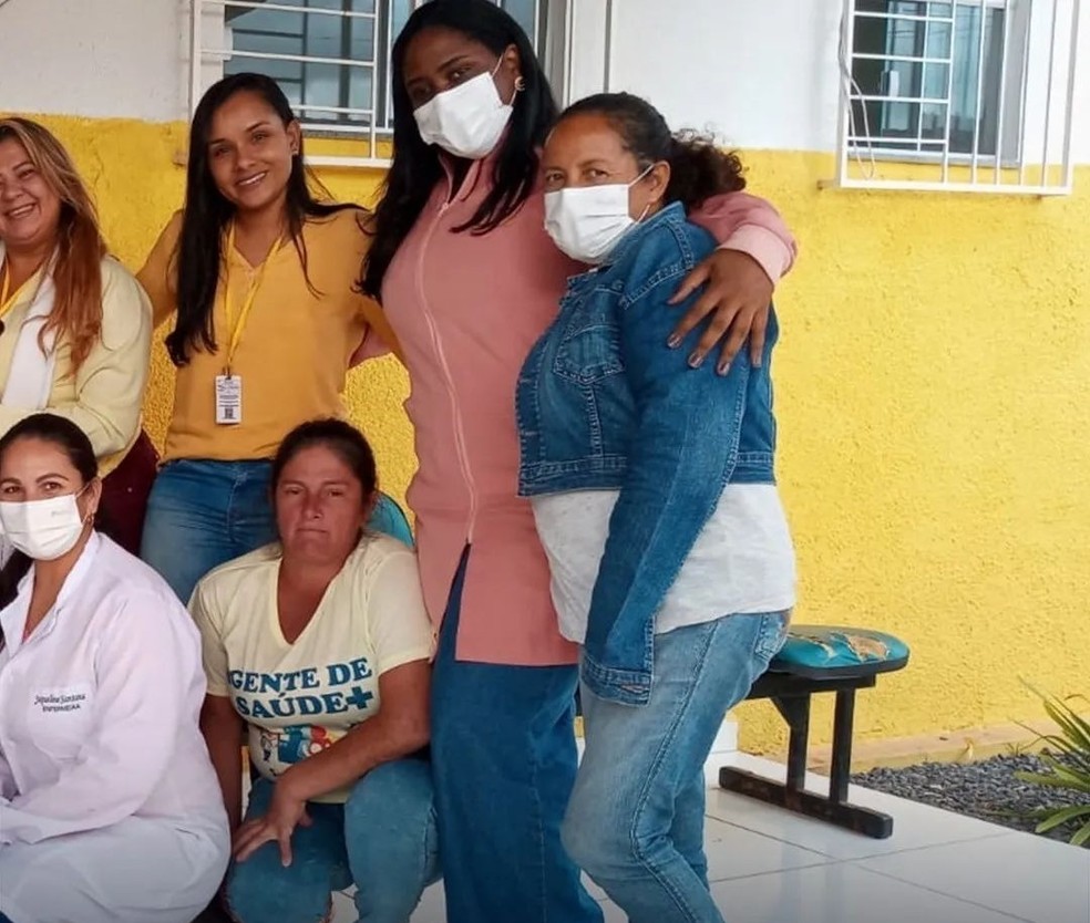 A médica Ana Paula Almeida (de jaleco rosa) foi eletrocutada na Bahia — Foto: Reprodução/Redes Sociais